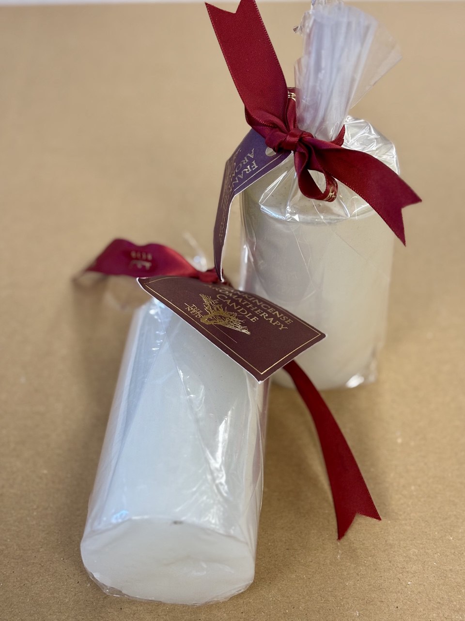 Kézműves, henger alakú gyertya 10 x 6 cm, valódi ománi tömjénnel és illóolajával